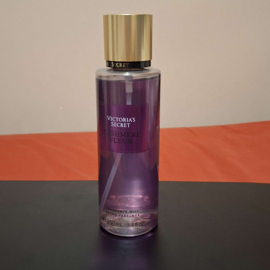 <br><audio controls src='/audio/spray.mp3'></audio><br>Sound of spraying this bottle of fragrnce mist. I don't own many of these, and I only use this for special occasions.